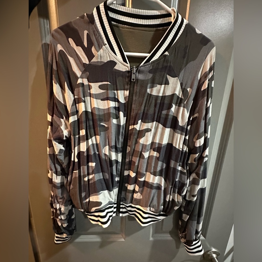 CBRAND - reversible camo/green jacket - size MEDIUM